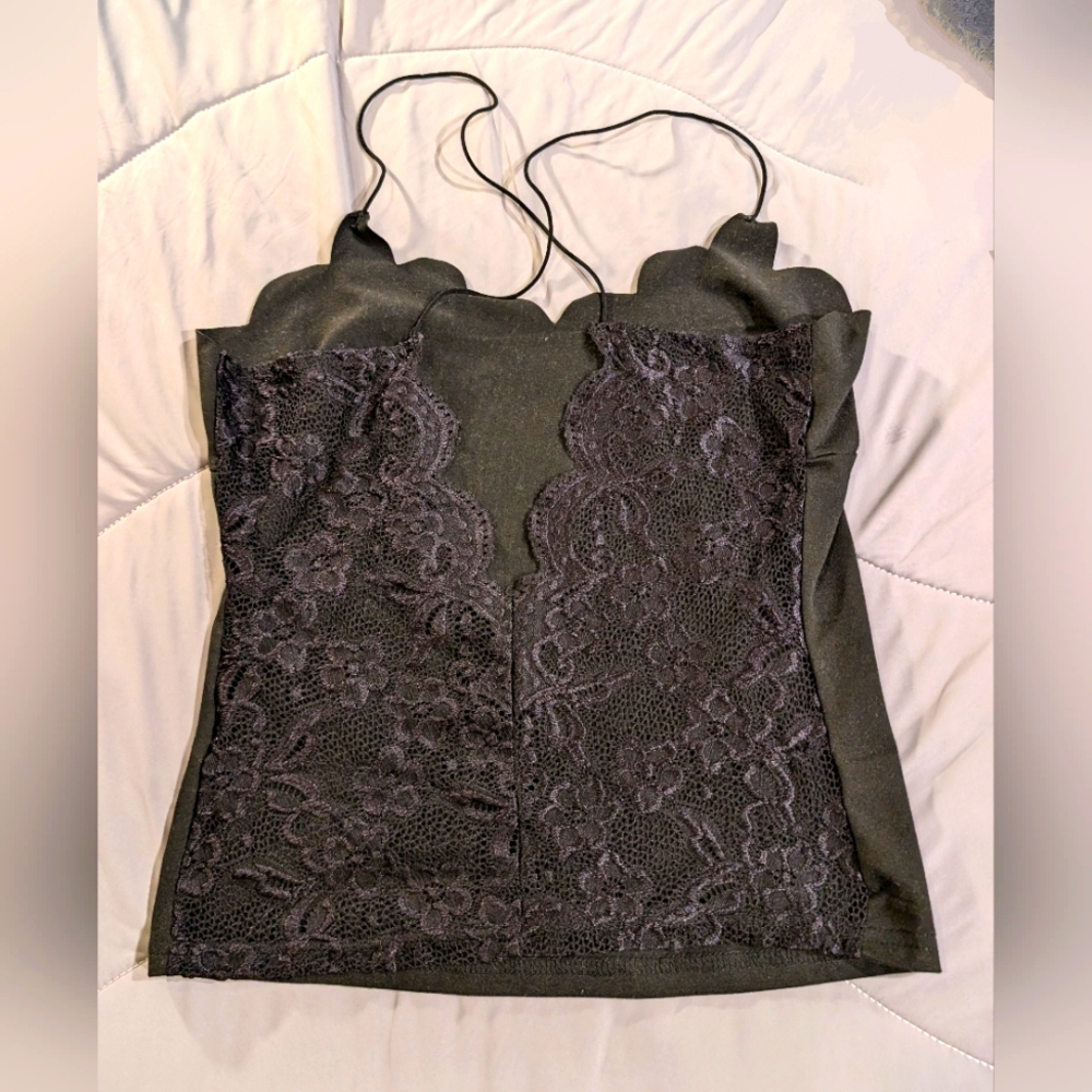 🚨Last Chance🚨 Francesca’s XS Black Scalloped Lace-Back Cami 🖤✨